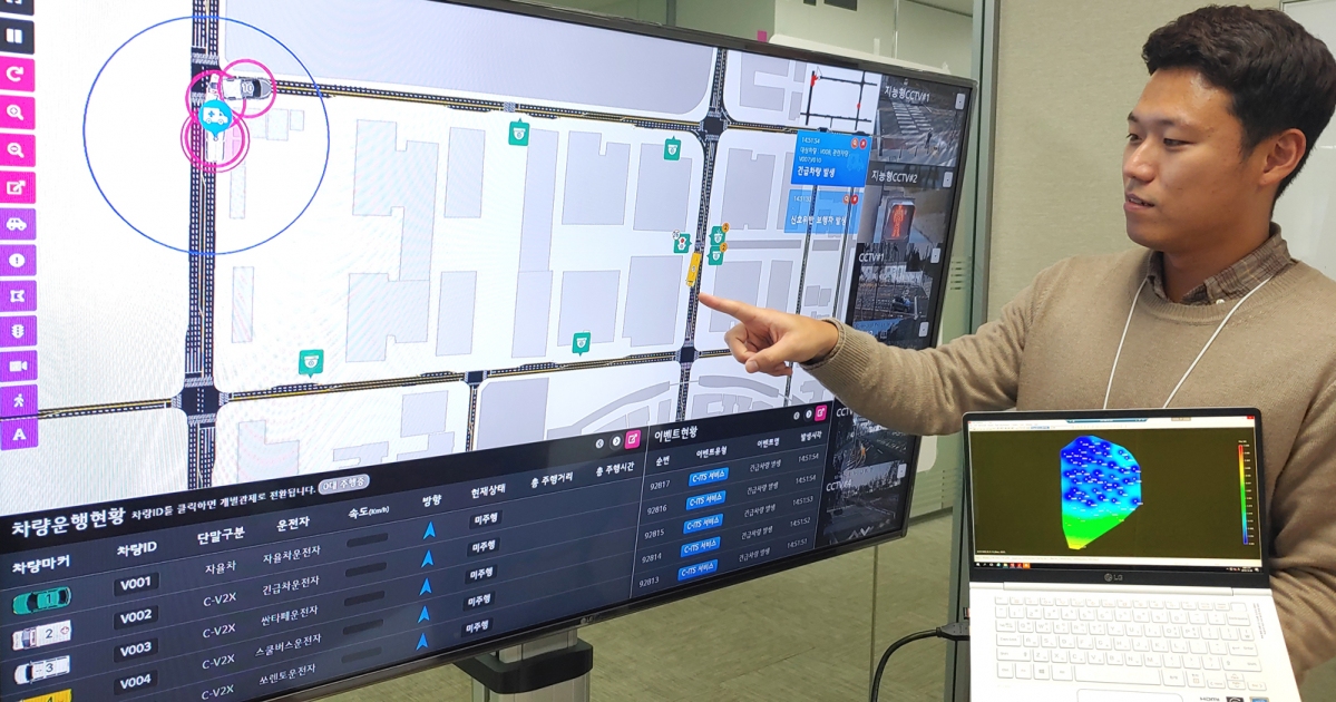▲LG유플러스는 국토교통부 국토지리정보원과 손잡고 ‘차세대 지능형 교통 체계(C-ITS)’ 진화를 위한 기반에 마련에 나선다고 9일 밝혔다. 사진은 LG유플러스 관계자가 정밀한 위치확인이 가능한 자율주행 관제화면을 살펴보는 모습. 센티미터(cm) 단위의 차량 위치정보를 실시간으로 확인할 수 있다. (사진제공=LG유플러스)