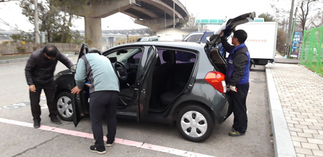 ▲노숙인 자활센터 사회재정착지원(세차업) 모습. (출처=강남구)