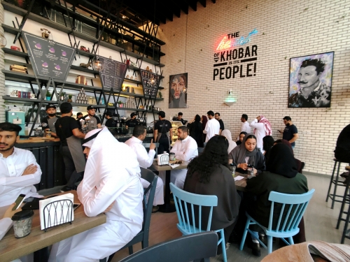 ▲사우디아라비아에 문을 연 새 카페에서 남성과 여성이 앉아 있다. 로이터연합뉴스 
