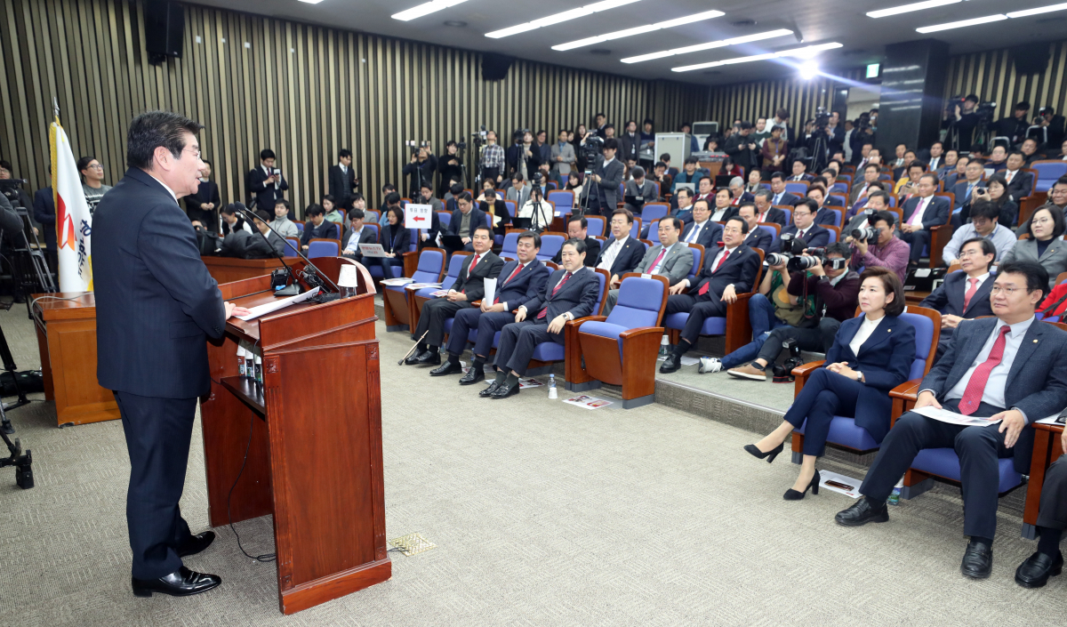 ▲20대 국회 마지막 원내대표 선출을 위한 자유한국당 의원총회가 열린 9일 국회에서 강석호 후보가 정견발표를 하고 있다.  (연합뉴스)