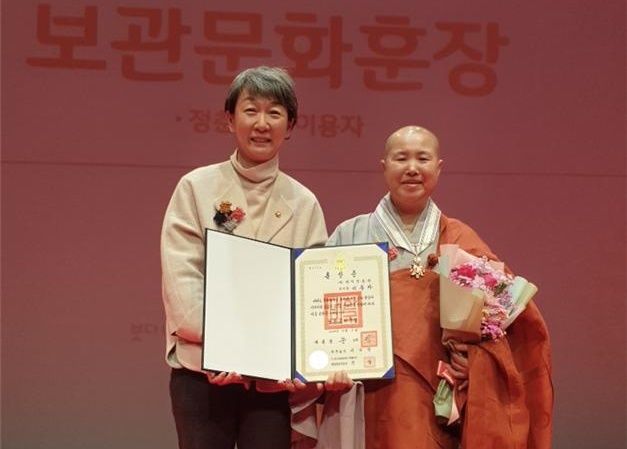 ▲선재마율(오른쪽) 한식진흥원 이사장이 6일 열린 문화재청의 '문화유산보호 유공자 포상'에서 '보관문화훈장'을 받았다. (사진제공=한식진흥원)