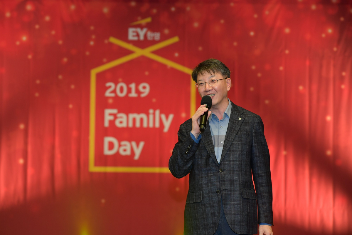 ▲지난 7일 서울 여의도동 EY한영 오피스에서 열린 임직원 가족 초청 송년행사 ‘2019 EY한영 패밀리데이’에서 서진석 EY한영 대표가 참석자들에게 말하고 있다. (사진제공=EY한영)