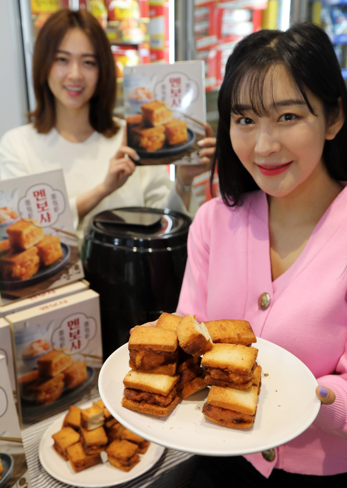 ▲9일 오전 이마트 트레이더스 월계점에서 모델들이 집에서 손쉽게 조리해 먹는 트레이더스 '멘보샤' 제품을 소개하고 있다. (사진제공=이마트)