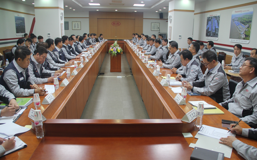 ▲기아자동차 노사가 올해 임금협상 교섭을 위해 만났지만 합의에 이르지 못했다. 노사는 내일(10일) 오전 9시부터 회의를 다시 이어간다.  (사진제공=금속노조 기아차 지부)