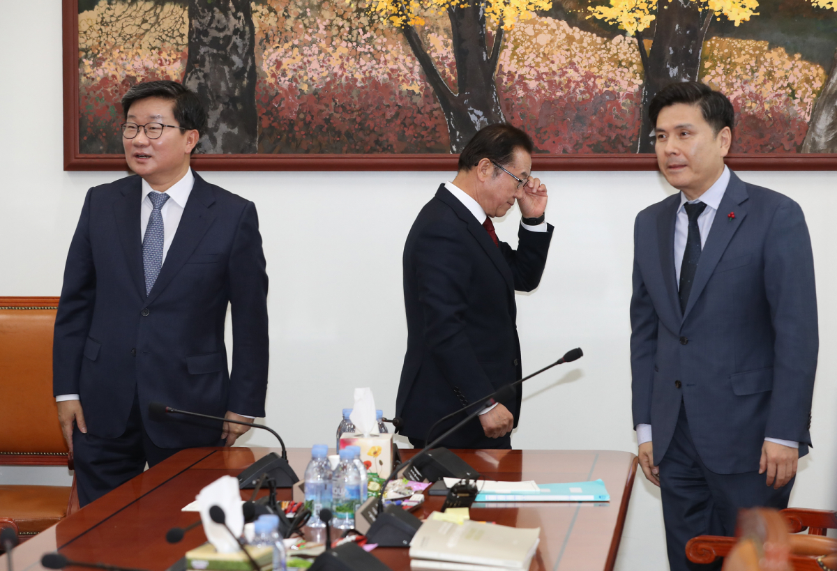 ▲국회 예산결산특별위원회 여야 간사들이 9일 오후 서울 여의도 국회에서 회동하고 있다. 왼쪽부터 더불어민주당 전해철 간사, 자유한국당 이종배 간사, 바른미래당 지상욱 간사. (연합뉴스)