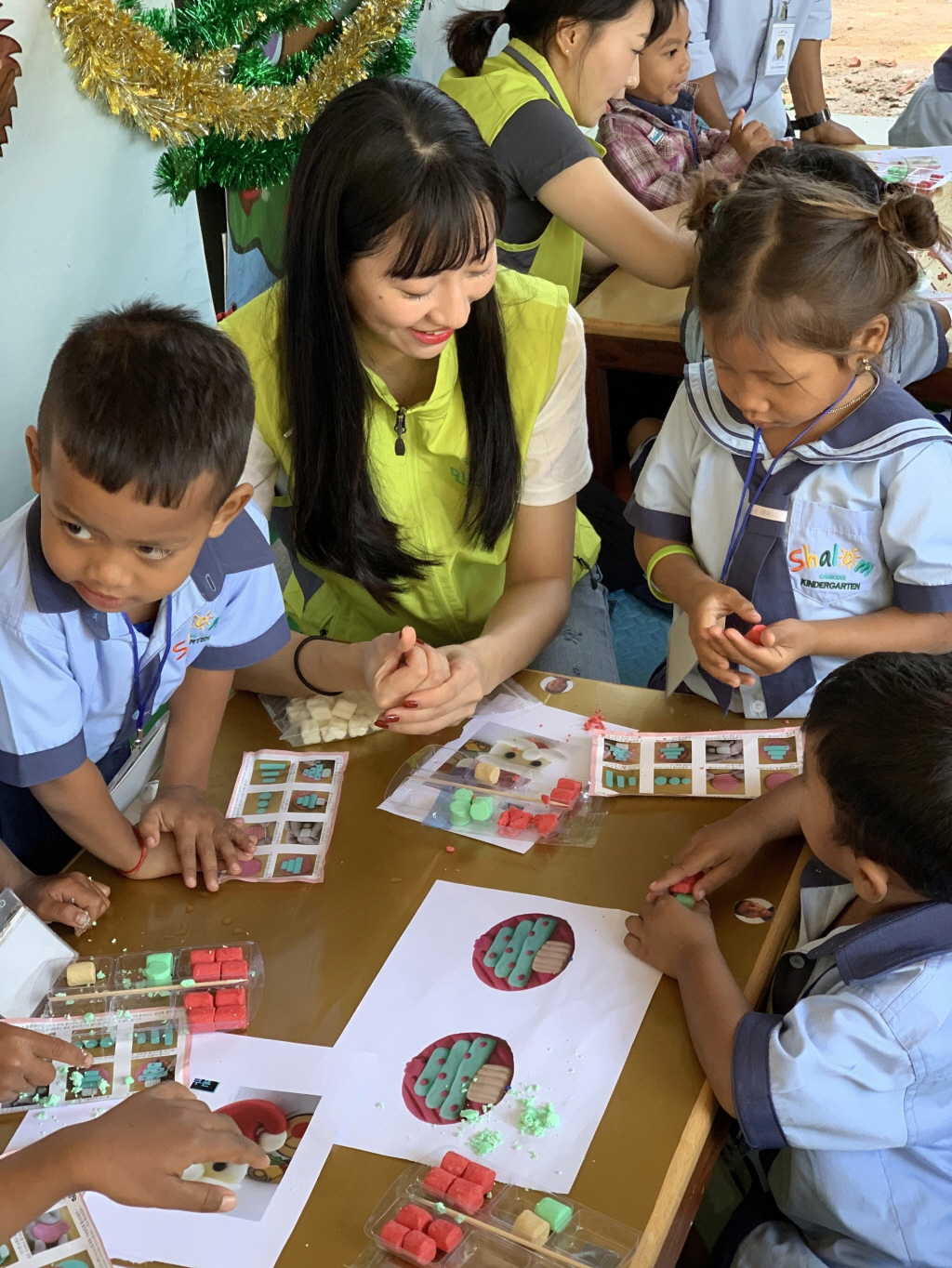 ▲ 에어서울 승무원 사회공헌 특화팀 '민트나래'가 자사 취항지인 캄보디아 씨엠립 유치원을 찾아 천연비누 만드는 방법, 손씻는 방법 등 위생 수업을 진행하고 있다.  (사진제공=에어서울)