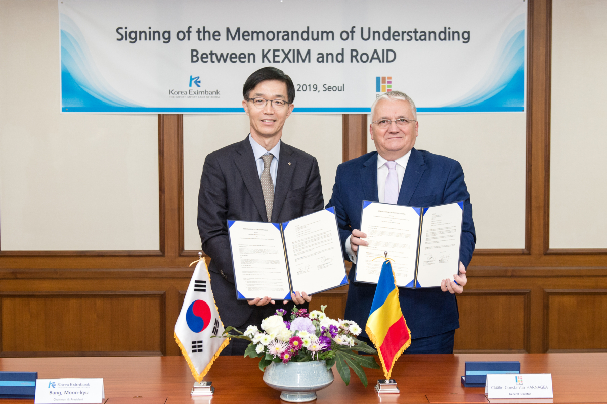 ▲(왼쪽부터) 방문규 수은 행장과 카탈린 하르나제아(Catalin Harnagea) 루마니아 국제개발단 총재가 9일 서울 여의도 수은 본점에서 업무협약을 한 뒤 기념촬영을 하고 있다. (사진제공=수출입은행)