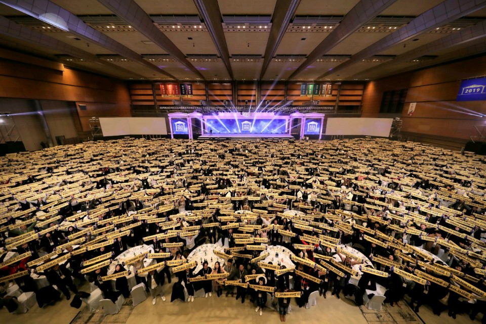 ▲9일 저녁 종합교육기업 에듀윌이 주최한 ‘2019 공인중개사 합격자 모임’에서 2000여 명의 합격생들이 합격 퍼포먼스를 펼치고 있다. (사진제공=에듀윌)