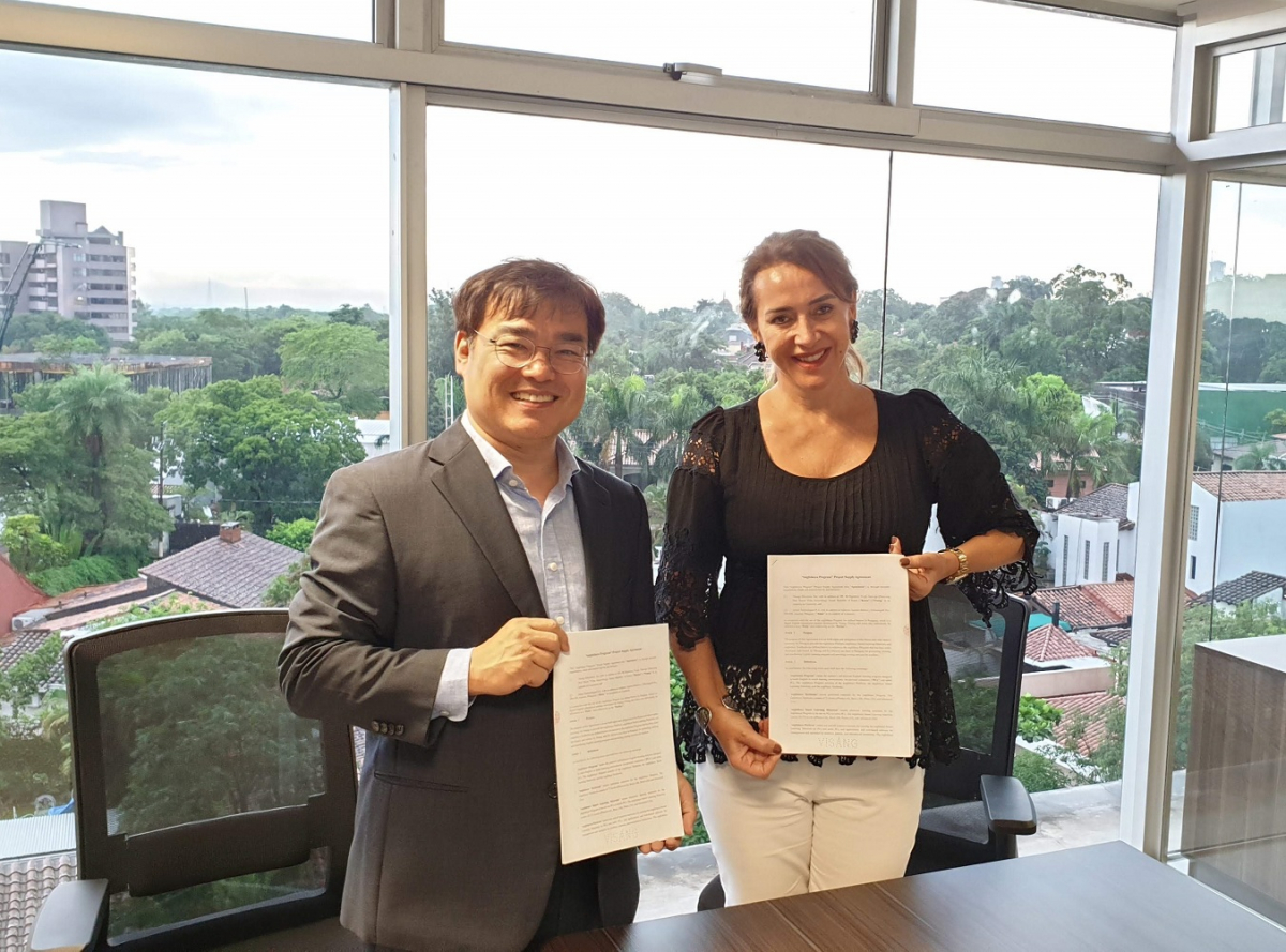 ▲비상교육이 지난 3월 파라과이의 교육기업 졸레스 테크놀로지(Joless Technologies)와 초중등 영어 프로그램 ‘잉글리시아이’ 공급 계약을 체결했다. (왼쪽) 비상교육의 현준우 에듀테크 컴퍼니 대표와 졸레스 테크놀로지 소피아 샤이드 대표가 계약서에 서명한 뒤 기념 촬영을 하고 있다. (사진제공=비상교육)