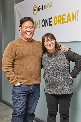 ▲사진=마이티하이브 글로벌 CEO인 피트 김 (Pete Kim)이 한국 사무실을 방문해 김선영 대표와 포즈를 취하고 있다.