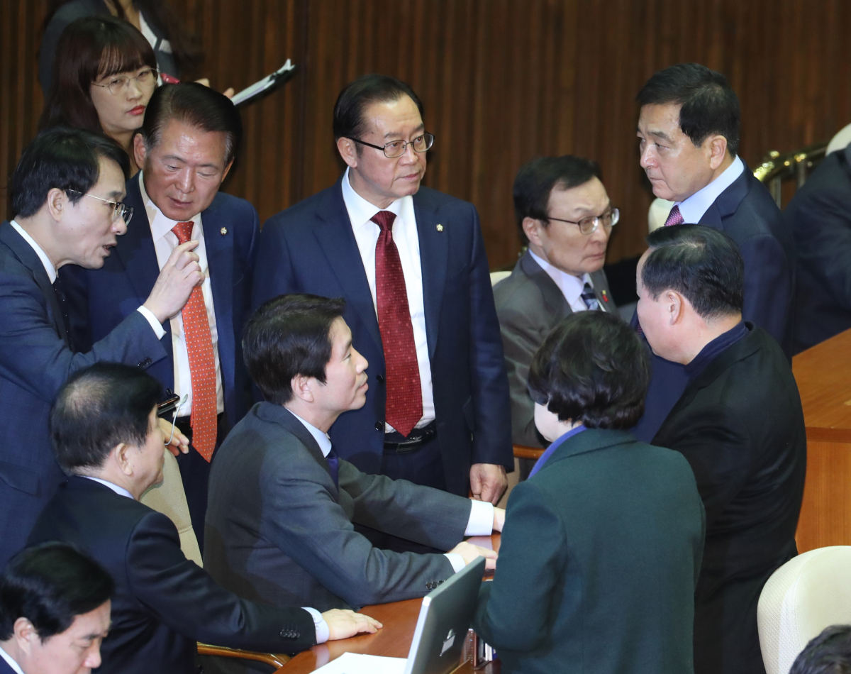 ▲더불어민주당 이인영 원내대표와 자유한국당 심재철 원내대표가 10일 서울 여의도 국회에서 열린 본회의에서 대화하고 있다.  (연합뉴스)