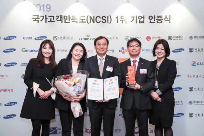 ▲이문환(가운데) BC카드 대표가 10일 서울 중구 소공동 롯데호텔에서 열린 ‘2019 국가고객만족도(NCSI) 1위 기업 인증식’에서 기념 촬영을 하고 있다.  (사진 제공=BC카드)