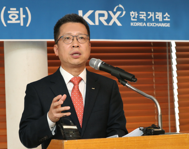 ▲10일 열린 기자간담회에서 정지원 한국거래소 이사장이 2020년 한국거래소 주요 추진사업에 대해 설명하고 있다.(사진제공=한국거래소)