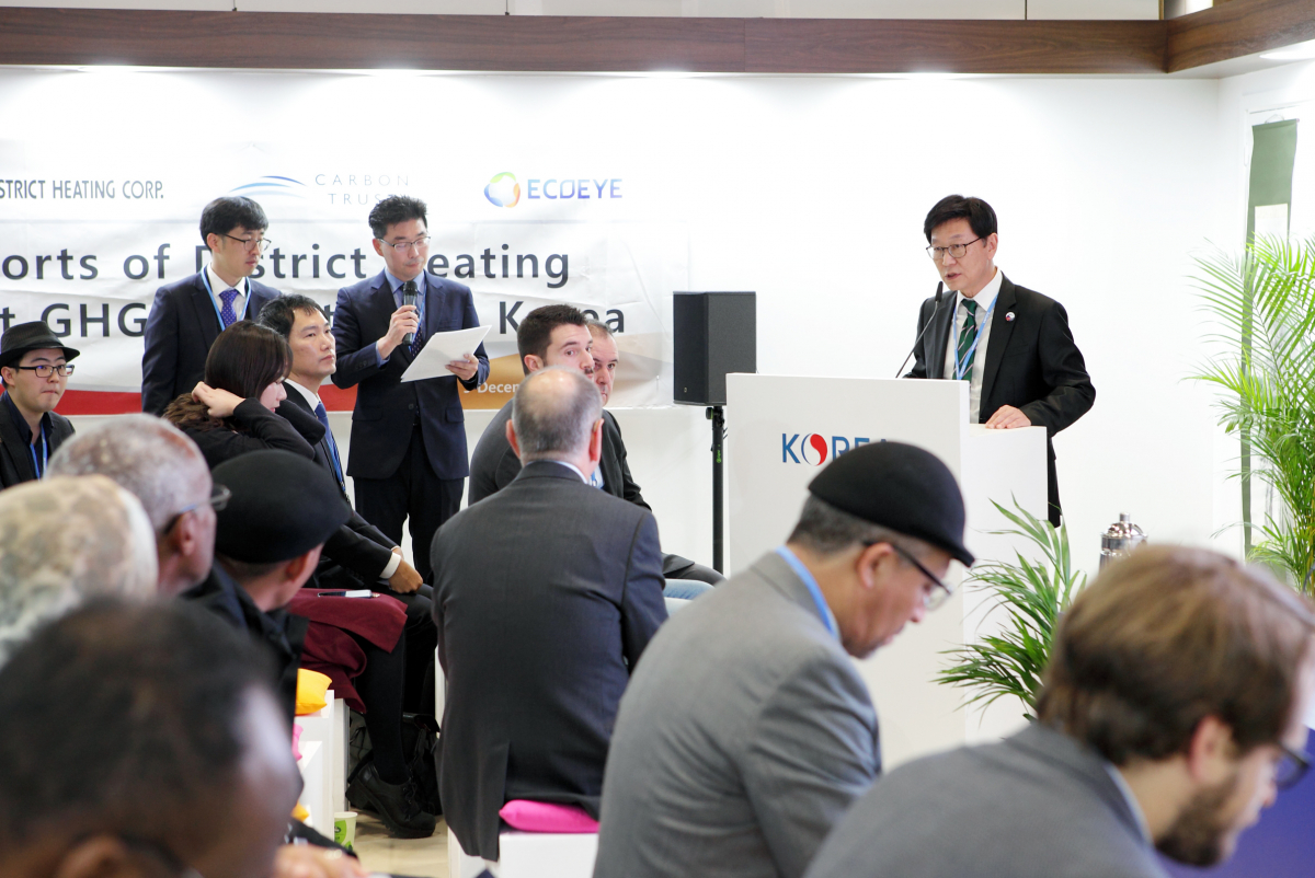 ▲황창화 한국지역난방공사 사장이 9일(현지시간) 스페인 마드리드에서 열린 '제25차 유엔기후변화협약 당사국 총회(COP25)'에서 '온실가스 감축을 위한 지역난방의 노력'이라는 주제로 국제 세미나를 열고 인사말을 하고 있다. (사진제공=한국지역난방공사)