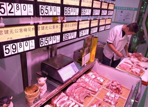 ▲중국 베이징에 있는 상점에 돼지고기가 진열돼 있다. 베이징/로이터연합뉴스 
