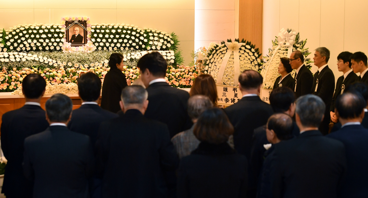 ▲10일 오후 경기도 수원시 아주대병원 장례식장에 마련된 김우중 전 대우그룹 회장 빈소에 조문객 발길이 이어지고 있다. (연합뉴스)