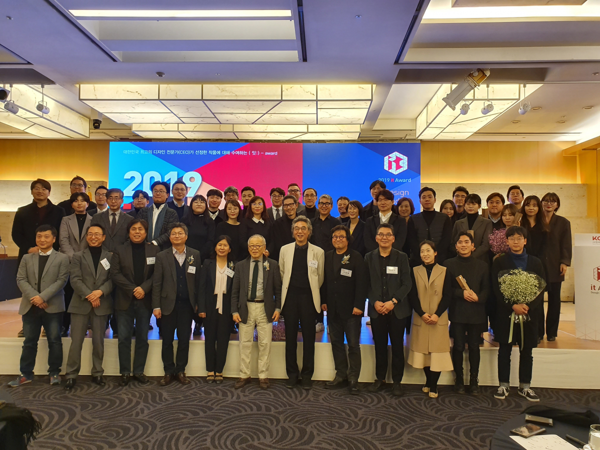 ▲제8회 잇:-어워드 (It-Award) 시상식에서 참가자들이 기념촬영을 하고 있다.