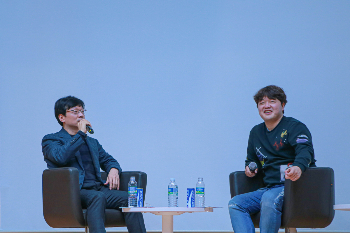 ▲권혁빈 스마일게이트 그룹 의장(왼쪽)과 김태훈 레이니스트 대표가 ‘선배 창업가가 후배 창업가에게 들려주고 싶은 이야기’를 주제로 토크콘서트를 하고 있다.  (사진제공=스마일게이트)
