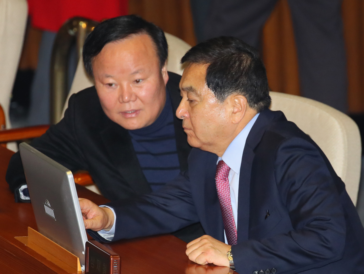 ▲자유한국당 심재철 원내대표와 김재원 정책위의장이 10일 국회 본회의에서 논의하고 있다. (연합뉴스)