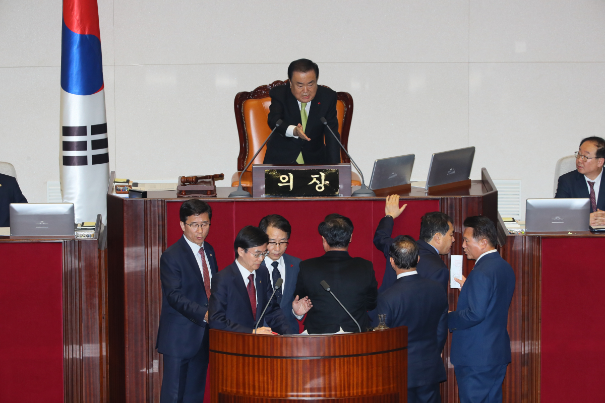 ▲자유한국당 심재철 원내대표, 김재원 원내수석부대표, 이종배 예결위 간사 등이 10일 국회 본회의장에서 문희상 의장에게 예산안 상정에 대해 항의하고 있다. (연합뉴스)
