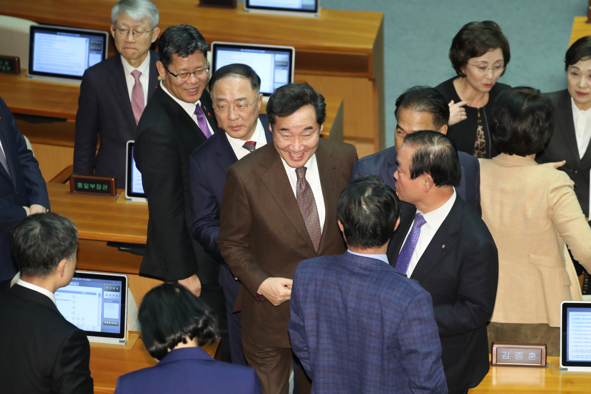 ▲이낙연 국무총리를 비롯한 국무위원들이 10일 국회에서 열린 본회의에서 2020 예산안 처리 후 본회의장을 나서며 의원들과 인사하고 있다. (사진=연합뉴스)