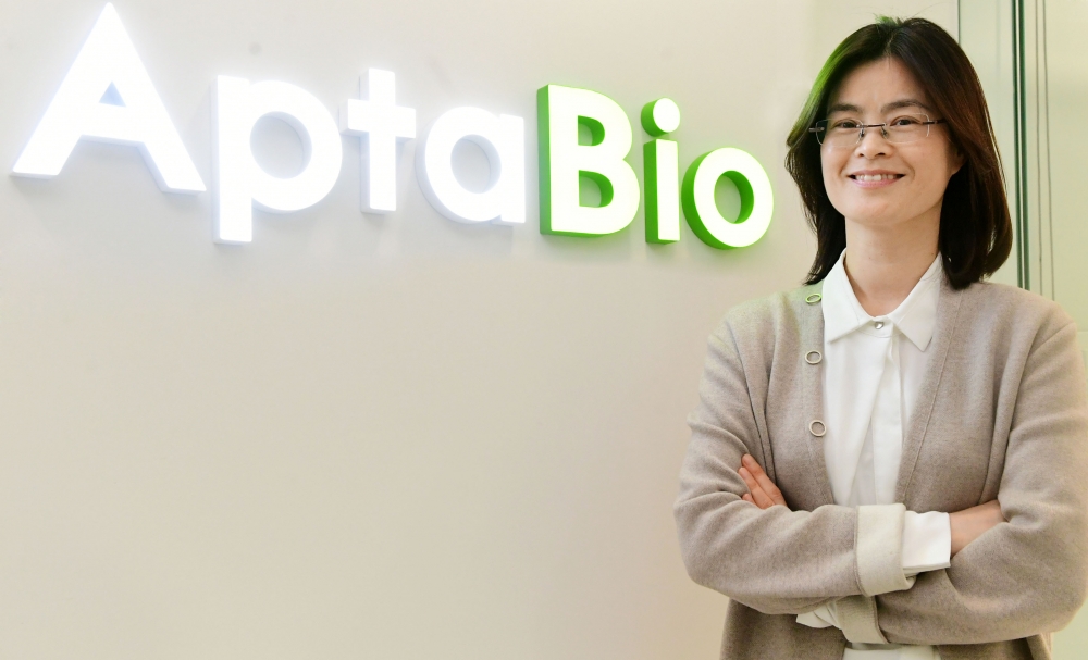 ▲이수진 압타바이오 대표는 "2개의 특화된 플랫폼 기술을 바탕으로 9개의 혁신 신약 파이프라인이 계획대로 진행되고 있다”며 “내년 글로벌 라이선스 아웃과 함께 글로벌 트렌드에 맞는 새로운 파이프라인 구축을 위한 연구개발의 고삐를 죄며 내년엔 더 의미있는 성과를 선보일 수 있도록 최선을 다할 것”이라는 각오를 전했다. 고이란 기자 photoeran@ (이투데이DB)