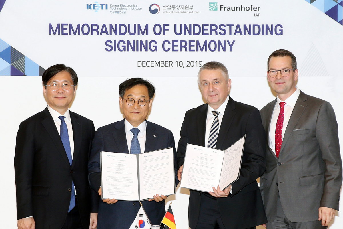 ▲성윤모 산업통상자원부 장관(왼쪽부터), 김영삼 전자부품연구원 원장,  아민 베델 프라운호퍼 IAP 연구소본부장, 세바스찬 소울레 브란덴부르크주 경제개발청 국장이 양해각서를 체결한 뒤 기념촬영을 하고 있다. (사진제공=전자부품연구원)