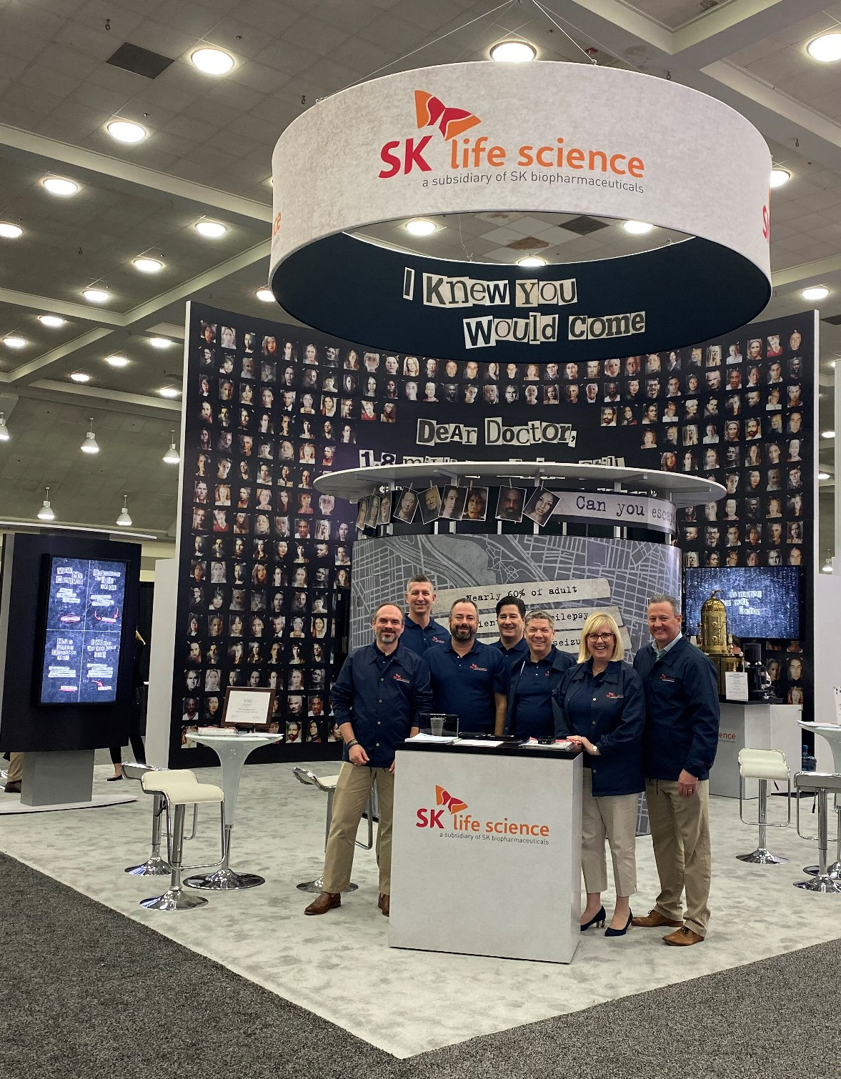 ▲SK바이오팜의 미국 법인 SK라이프사이언스 관계자들이 지난 6일부터 10일까지 미국 볼티모어에서 개최된 미국 뇌전증 학회에 참가, 독립부스에서 기념촬영을 하고 있다. (사진제공=SK바이오팜)