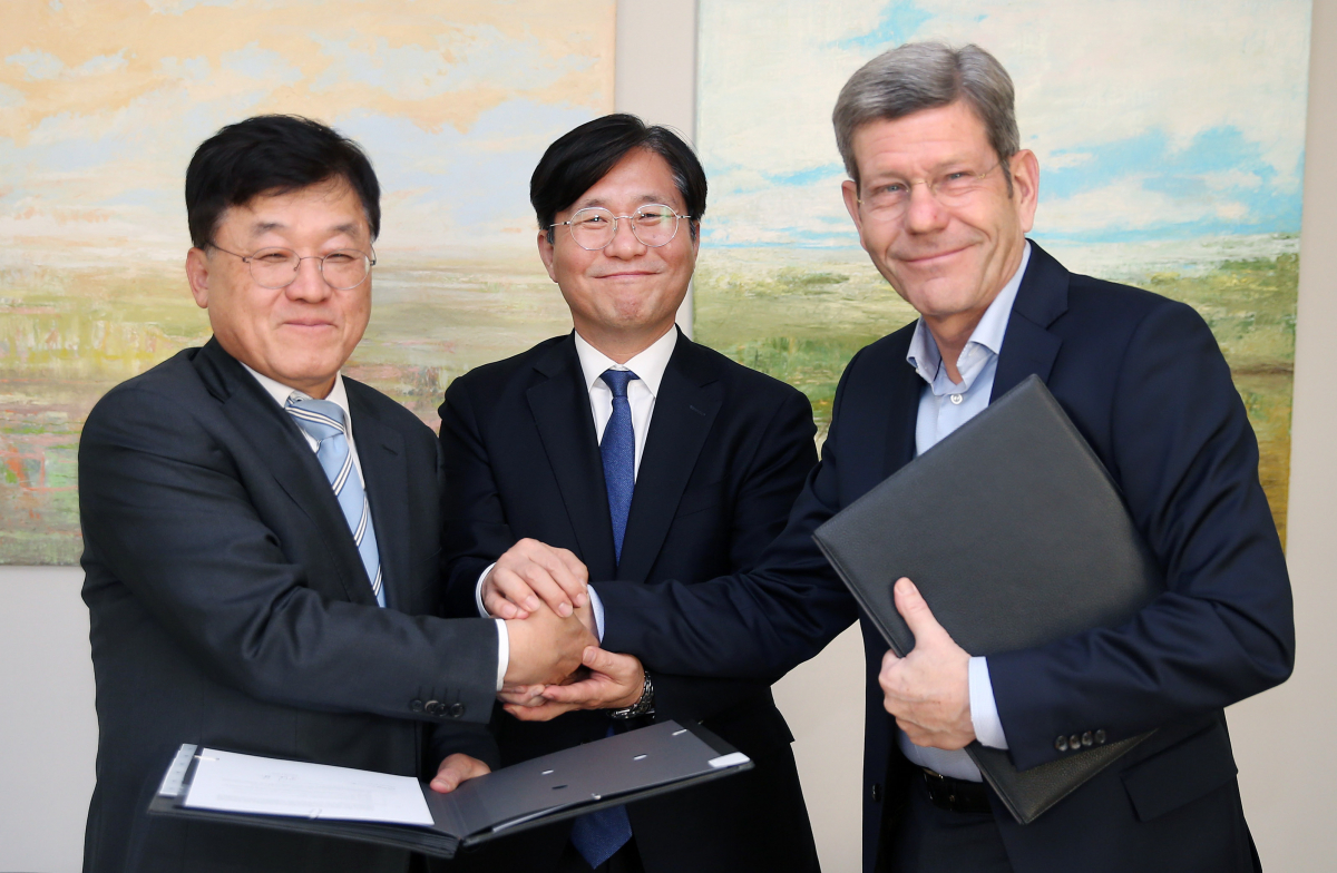 ▲한국과 독일 자동차협회가 상호협력을 위한 협력의향서(LOI)를 체결했다. 왼쪽부터 정만기 자동차산업협회장, 성윤모 산업부장관, 버나드 메츠 독일자동차협회장의 모습.
(사진제공=한국자동차산업협회)