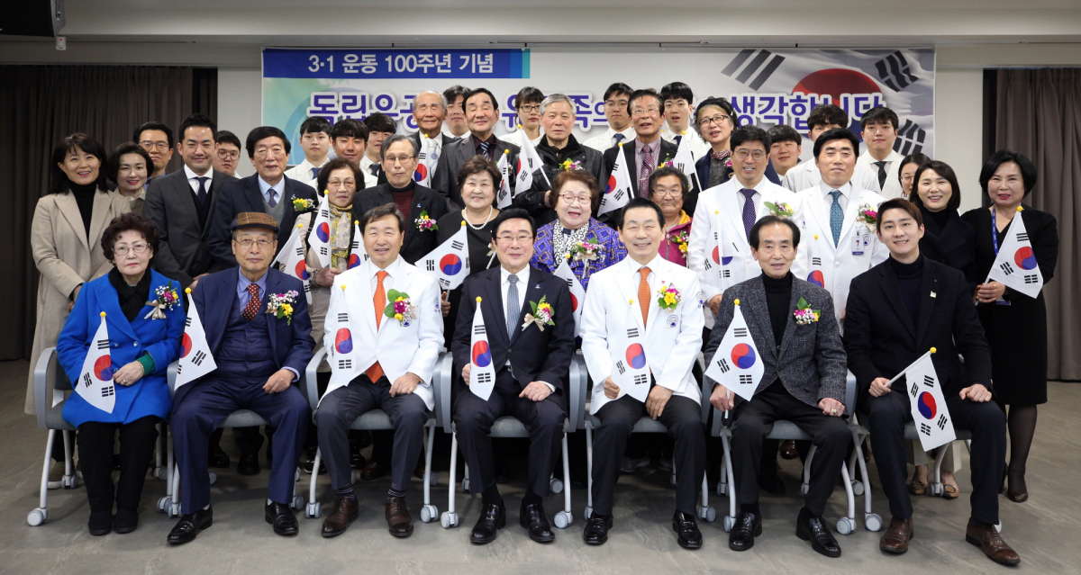 ▲자생의료재단 신준식 명예이사장(첫 줄 왼쪽에서 세 번째)과 박병모 이사장(첫 줄 오른쪽에서 세 번째) 등 관계자들이 독립유공자·후손 의료지원을 위한 기금 전달식에서 기념 촬영을 하고 있다. (자생의료재단)