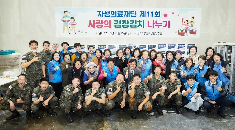 ▲자생의료재단 신민식 사회공헌위원장(둘째줄 가운데)과 봉사자들이
소외 이웃들에게 전달할 김장김치 준비를 마치고 기념 촬영을 하고 있다. (자생의료재단)