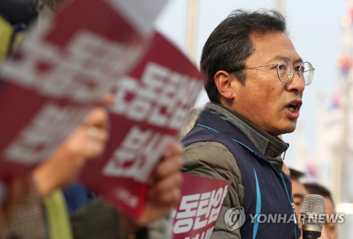 ▲11일 서울 정부서울청사 앞에서 열린 문재인 정부 노동시간 제한 제도 개악 규탄 민주노총 기자회견에서 김명환 위원장이 주 52시간제가 적용되는 중소기업에 계도기간 1년을 부여하는 방안을 포함한 정부 대책을 비판하고 있다. (사진제공=연합뉴스)