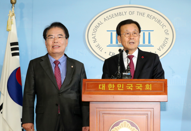 ▲더불어민주당 5선 원혜영 의원(오른쪽)과 3선 백재현 의원이 11일 오후 서울 여의도 국회 정론관에서 내년 총선 불출마를 공식 선언하는 합동 기자회견을 하고 있다.  (연합뉴스)