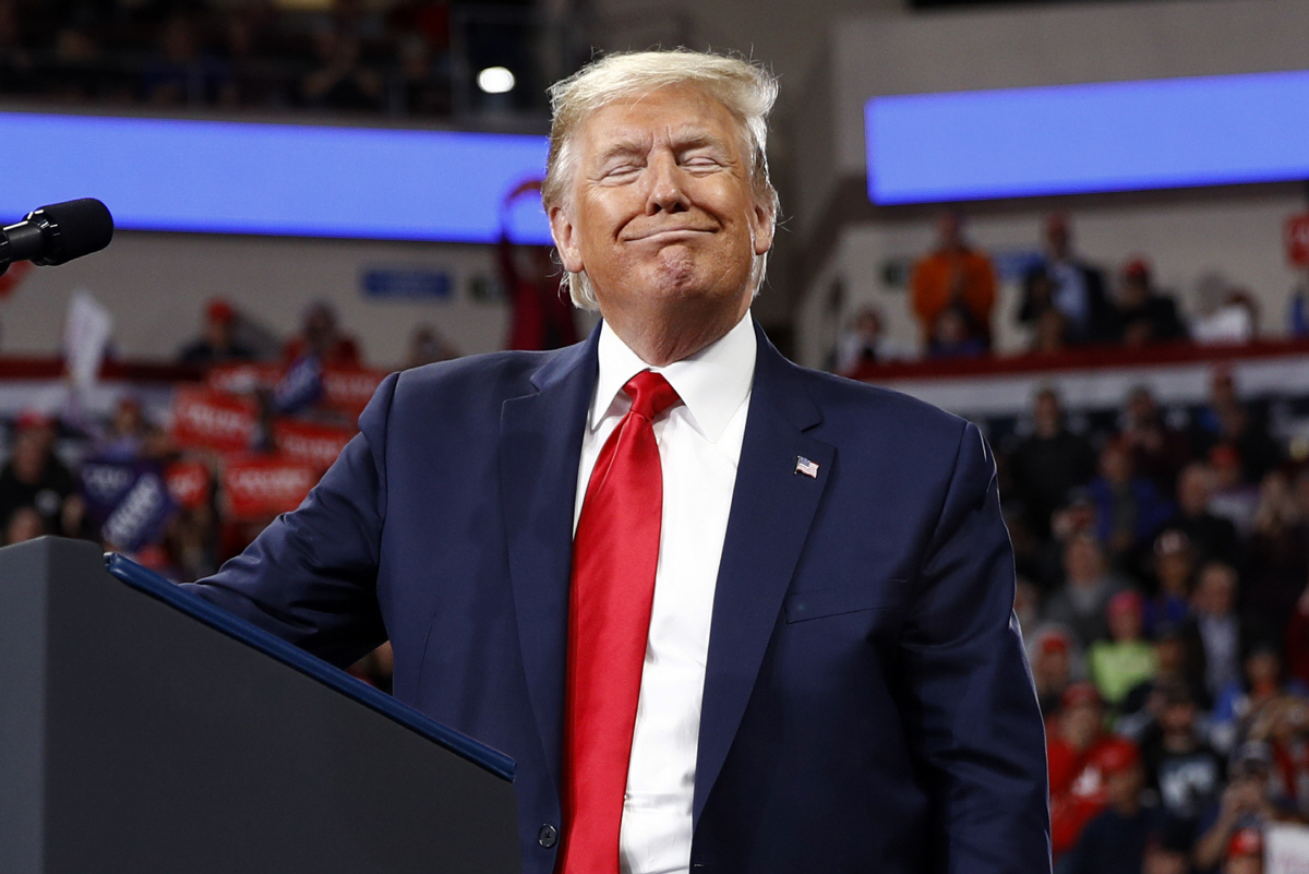 ▲도널드 트럼프 미국 대통령이 10일(현지시간) 미국 펜실베이니아주 허쉬에서 유세를 하고 있다. 허쉬/AP연합뉴스.
