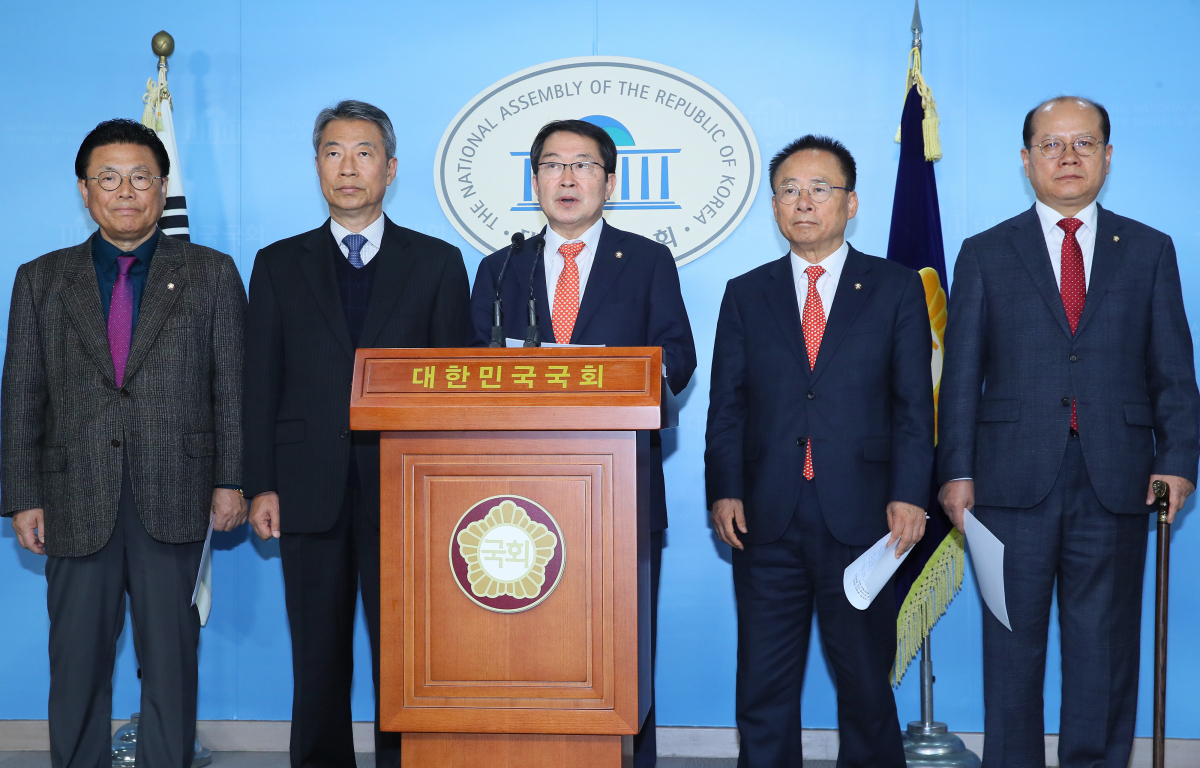 ▲국회 국방위원회 소속 자유한국당 박맹우(왼쪽부터), 정종섭, 백승주, 이주영, 이종명 의원이 11일 국회 정론관에서 "문재인 정부는 UN 대북 추가제재 논의에 적극 동참해야 한다"고 주장하고 있다. (연합뉴스)