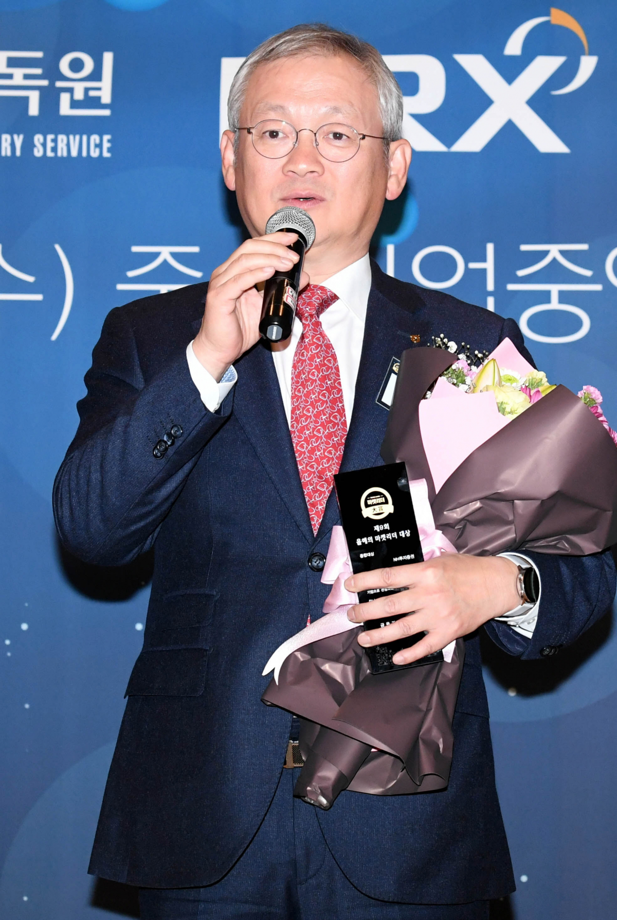 ▲‘제9회 올해의 마켓리더 대상’에서 종합대상인 금융감독원장상을 수상한 정영채 NH투자증권 대표이사가 소감을 밝히고 있다. (사진= 이투데이 신태현 기자)