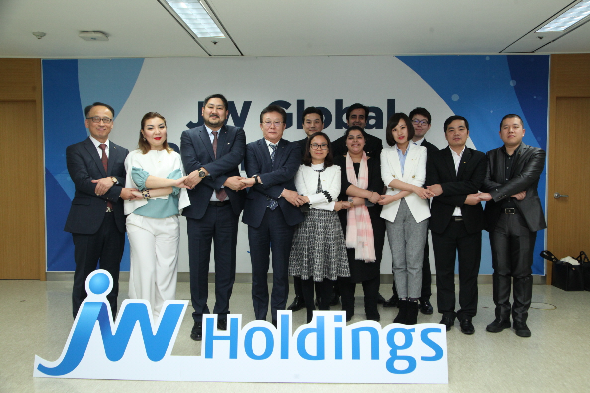 ▲JW홀딩스는 지난 5일, 서초구 본사에서 중국, 인도, 베트남, 카자흐스탄 등 각국 주요 협력사를 초청, 현지 업계 현황과 실적 등을 공유하는 'JW 글로벌 파트너스 데이'를 개최했다. 한성권 JW홀딩스 대표(왼쪽에서 네 번째), 이성열 JW중외제약 대표(왼쪽 첫 번째)를 비롯해 글로벌 협력사 대표자들이 함께 기념촬영을 하고 있다.
 (JW홀딩스)