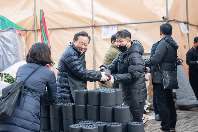 ▲교직원공제회 직원들이 11일 영등포구 취약계층 가구에 연탄을 배달하고 있다.  (사진제공=교직원공제회)