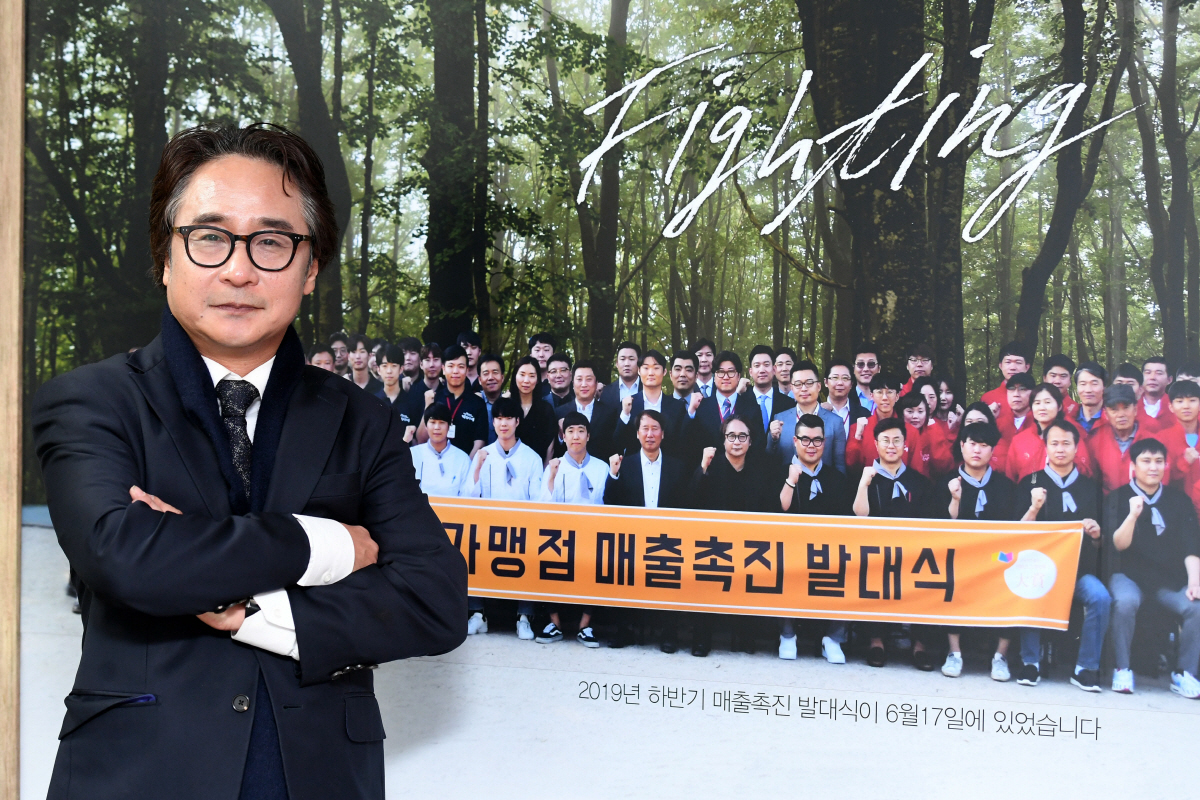 ▲강형준 명륜진사갈비 대표가 11일 서울 송파구 중대로 명륜진사갈비 본사에서 이투데이와 인터뷰에 앞서 포즈를 취하고 있다. 신태현 기자 holjjak@