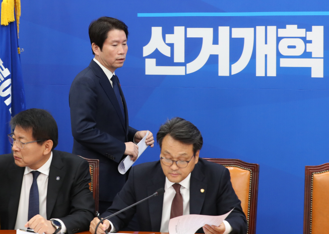 ▲더불어민주당 이인영 원내대표가 12일 서울 여의도 국회에서 열린 정책조정회의에 입장하고 있다. (연합뉴스)