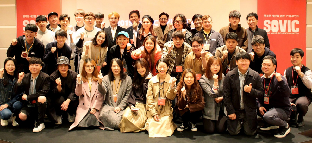 ▲SK텔레콤과 행복나래는 유튜버들과 함께 소상공인과 사회적기업을 돕기 위해 제작한 유튜브 ‘소빅(SOVIC)’ 콘텐츠 총 50여 편의 조회수가 300만 건을 넘어섰다고 12일 밝혔다. ‘소빅 1기’에 참여한 유튜버들의 단체 사진 모습. (사진제공=SK텔레콤)