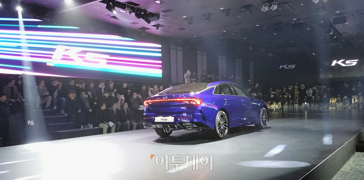 ▲기아자동차 '3세대 K5'가 1만6000대 이상의 사전계약 실적을 거뒀다. 특히 20ㆍ30대가 전체 사전계약 고객의 53%를 차지했다.  (유창욱 기자 woogi@)