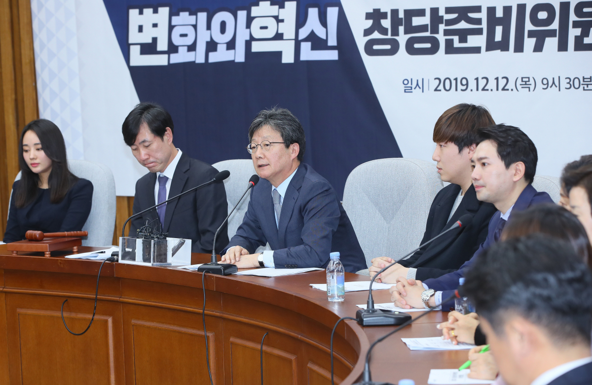 ▲변화와 혁신 유승민 인재영입위원장이 12일 국회에서 열린 비전회의에서 인사말하고 있다. 변혁은 이날 신당명 '새로운보수당'을 공개했다. (연합뉴스)