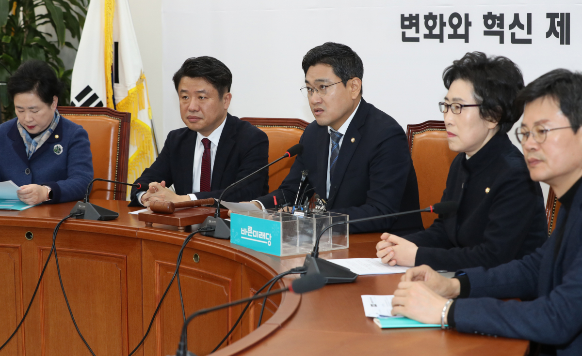 ▲바른미래당 오신환 원내대표가 12일 오전 서울 여의도 국회에서 열린 원내 정책회의에서 내년도 예산안 처리 방식을 비판하고 있다. (연합뉴스)