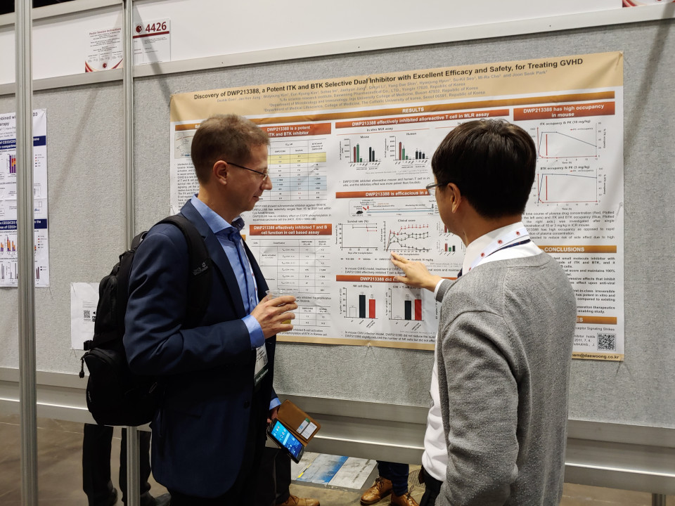 ▲9일 미국 올랜도에서 열린 2019 미국 혈액학회 연례 학술대회에서 대웅제약 관계자가 포스터 발표를 통해 차세대 자가면역질환 치료제 ‘DWP213388’에 대한 연구결과를 설명하고 있다.
 
 (대웅제약)