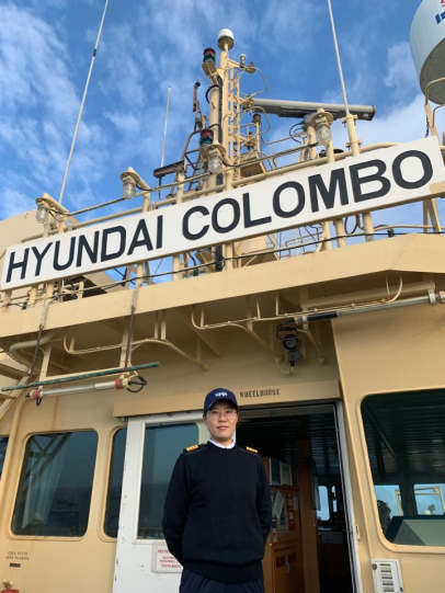 ▲고해연 ‘현대 콜롬보(HYUNDAI COLOMBO)’호 기관장이 브릿지에서 포즈를 취하고 있다. 사진제공=현대상선