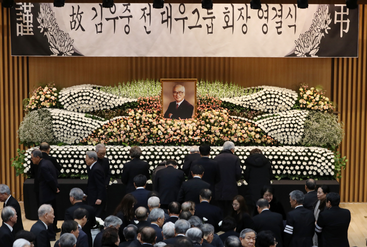 ▲경기도 수원시 아주대병원 별관 대강당에서 열린 고(故) 김우중 전 대우그룹 회장 영결식에서 참석자들이 헌화하고 있다. (연합뉴스)