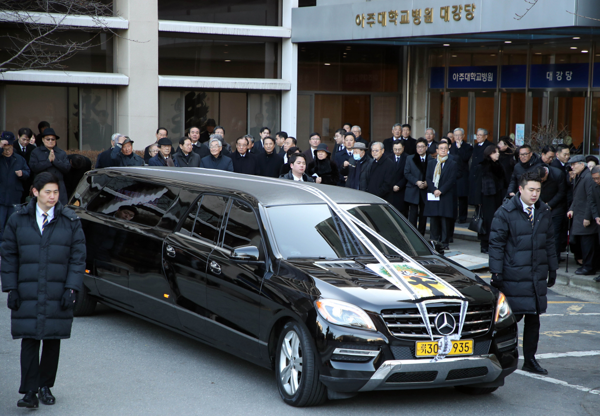 ▲경기도 수원시 아주대병원 별관 대강당에서 열린 고(故) 김우중 전 대우그룹 회장 영결식에서 운구 차량이 장지로 떠나고 있다. (연합뉴스)