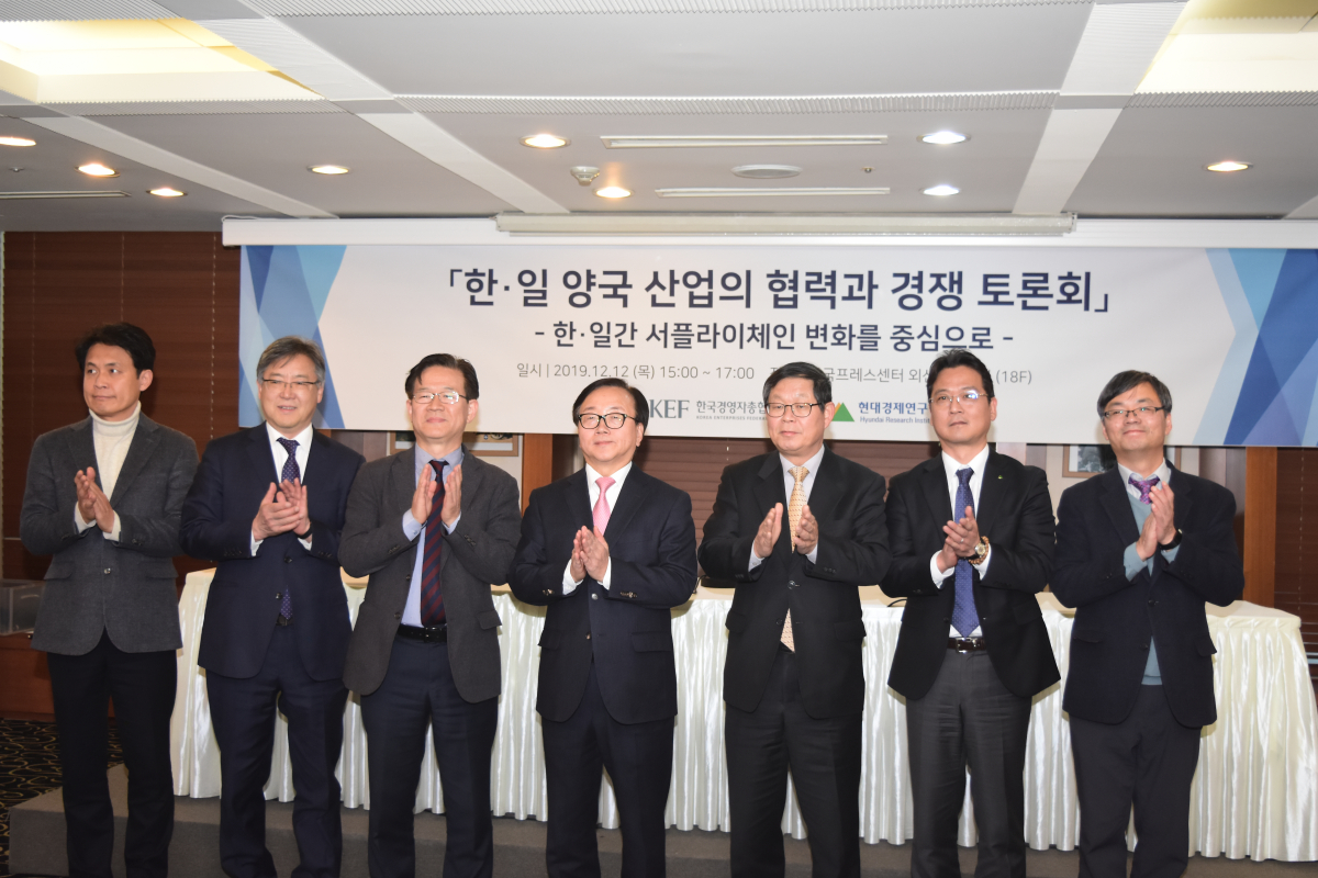 ▲한국경영자총협회와 현대경제연구원은 공동으로 12일 서울 중구 프레스센터에서 ‘한·일 양국 산업의 협력과 경쟁’ 토론회를 열고, 한·일간 교역갈등의 합리적인 해결방안을 모색했다. 왼쪽부터 오태헌 경희사이버대 교수, 장석인 한국산업기술대 석좌교수, 이형오 숙명여대 교수, 이동근 현대경제연구원 원장, 김용근 한국경총 상근부회장, 이부형 현대경제연구원 이사대우 (사진제공=경총)