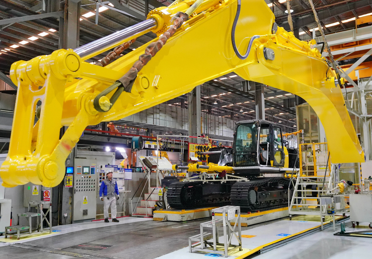 ▲중국 허베이성 탕산의 카이핑에 위치한 한 엔지니어링 기계회사에서 직원이 일을 하고 있다. 카이핑/신화연합뉴스.